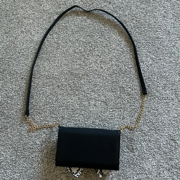 Cute bow crossbody, built in wallet - Picture 6 of 6